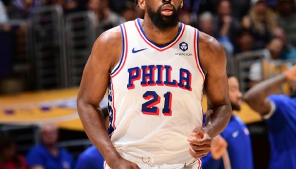 轰35+7+7重返巅峰！大帝近9战7取30+ 盼费城补强未能如愿真心惨|恩比德|詹姆斯|体育赛事讨论|乔尔·恩比德|洛杉矶湖人队_新浪体育_新浪新闻